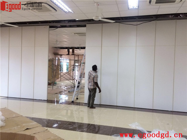 帶你走進(jìn)馬爾代夫男性學(xué)校活動(dòng)隔斷安裝工程，看看外國(guó)師傅手藝咋樣