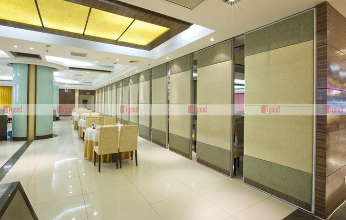 酒店宴會(huì)廳裝上活動(dòng)隔斷墻，分隔效果果然不一樣！